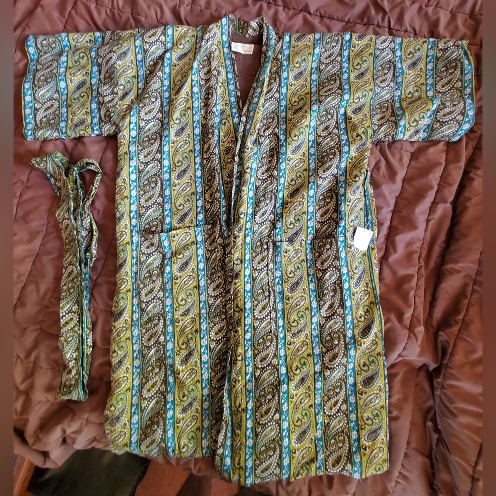 1970s Vintage DSWT Grodin's Dominic D' Bruzzi Robe Paisley Green